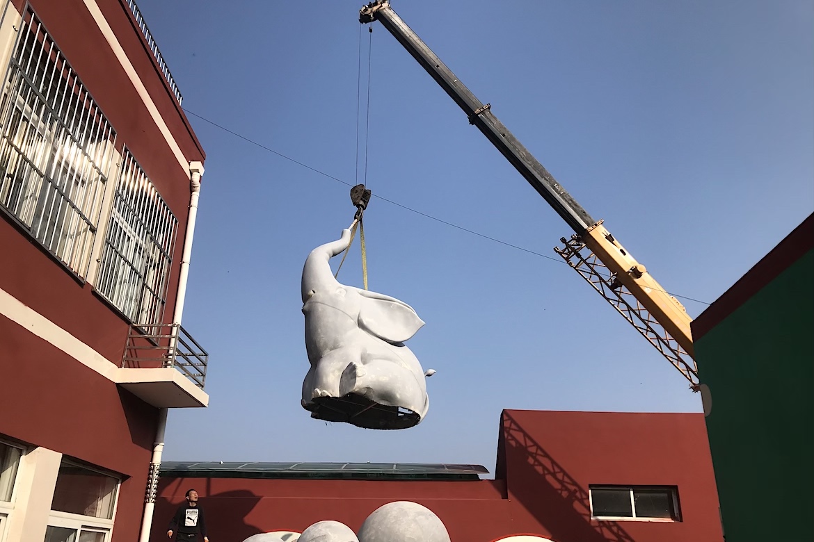 玻璃钢大象雕塑吊装